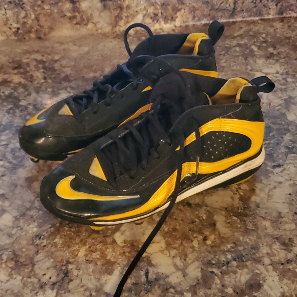 Mens size 9 Nike cleats